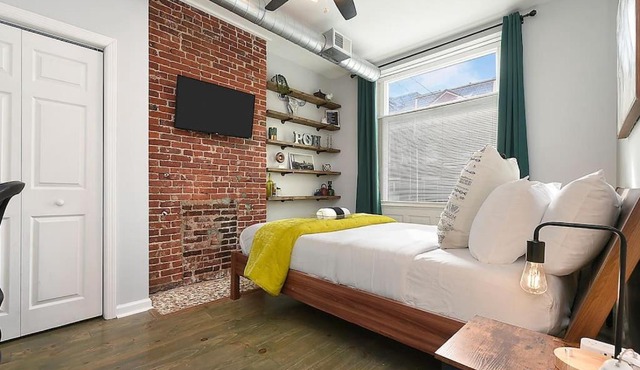 HostWise Stays - The James Apt 1 - Patio, Free Street Parking