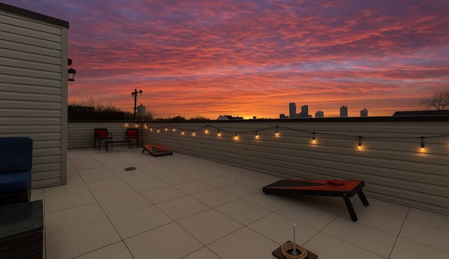 ★ HostWise Stays ★ Vibrant Getaway - Skyline Rooftop Deck & Garage