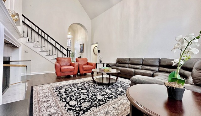 Hot Outdoor Spa, Beautiful 5-bedroom home, Private Green belt backyard
