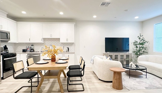 Hot pool comfort 3 bedroom and 3 bath Villa close to Ontario airport