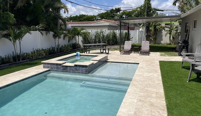 Hot Spa - Super Clean - 8 M Drive to Beach, Restaurants, Nightlife