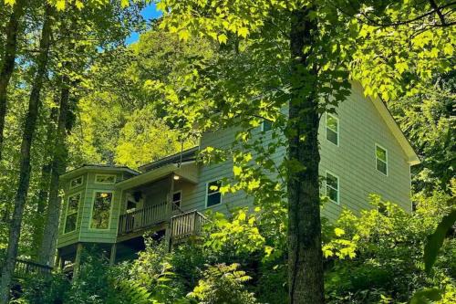 Hot Springs: 2 Cabins Waterfall & Mountain Views