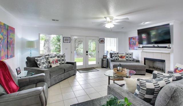 Hot Springs Retreat w/Fireplace on Lake!