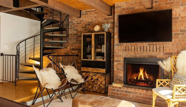 Hot Toddy: Cozy Fireplace | Stylish | Convenient