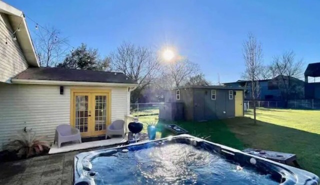 *Hot tub 10 beds | 2 Homes Heart of the City|Foosball