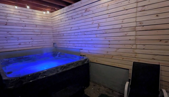 Hot tub! 15 min to airport~20 min to UT~4bed3bath~Game Room~Office