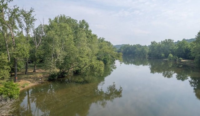 Hot tub, 180 acres, river access