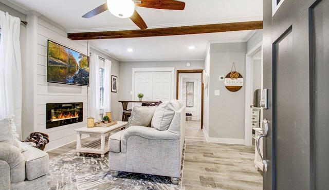 Hot Tub /2 Queen Beds /Whole House /In The Middle of EVERYTHING In North Ga!