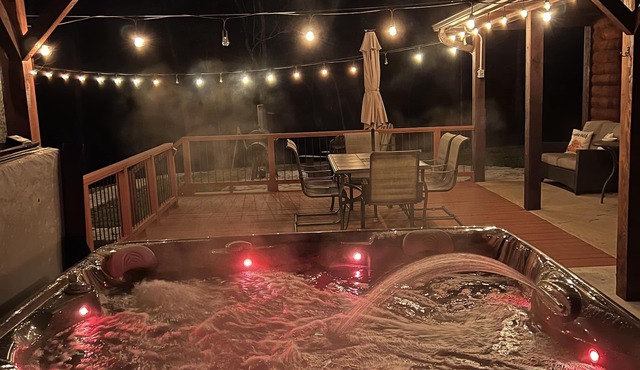 Hot tub! 25-30 Minutes N of Broken Bow Lake! River View. High Speed Fiber Wifi!