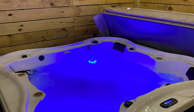 Hot tub! 2Mins 2Base Clean & Cozy Sleeps 6. Near beaches