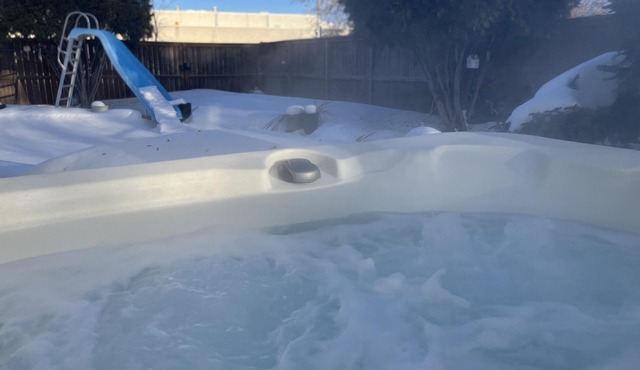 Hot tub, 3 bedroom home, fireplace, full basement, and pool (seasonal).