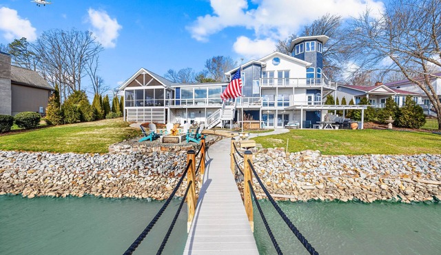 Hot Tub, 360 Lake Views, Movie Theatre, King Suite