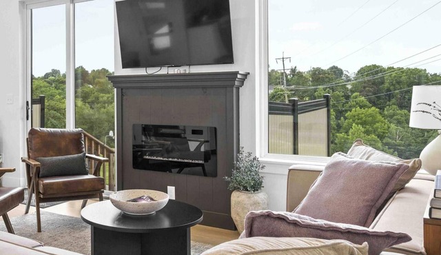 Hot Tub, 3BR for 10, Near Ark, Private Parking