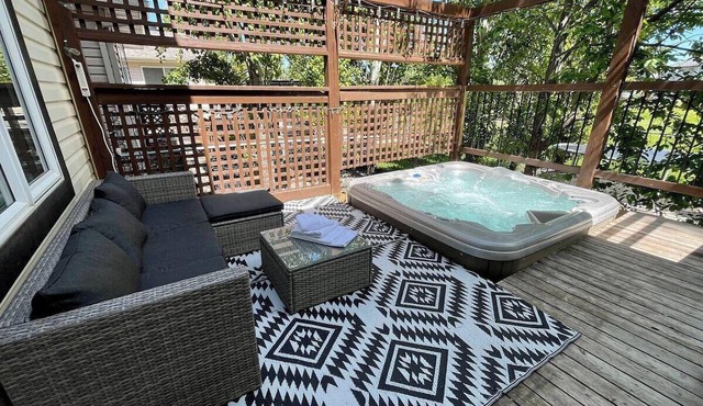 *HOT TUB* | 5 bedrooms | Spruce Meadows Retreat