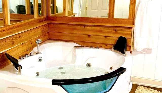 Hot Tub 5 beds Great Location!