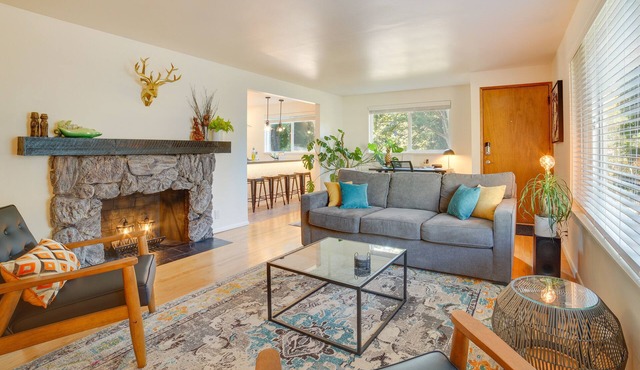 Hot Tub, 5 Mi to Dtwn! Newly Updated Seattle Home