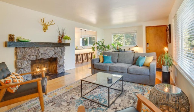 Hot Tub, 5 Mi to Lumen Field! Newly Updated Home