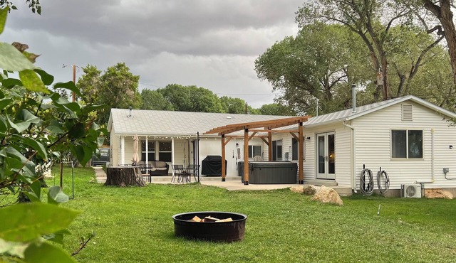 Hot Tub + 5 Min to Lake + Playground + Boat/RV PKG + RV Plug