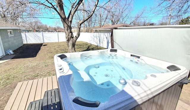 Hot Tub, 5 Minutes to Airport, Mall of America, Games, Family fun!