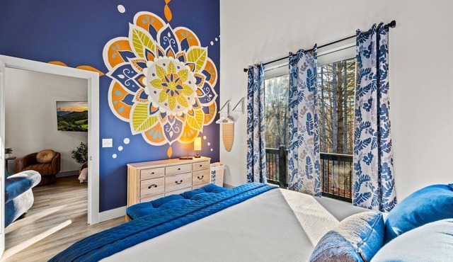 Hot Tub~7 Miles to Airport~EV Charger~Dog Friendly