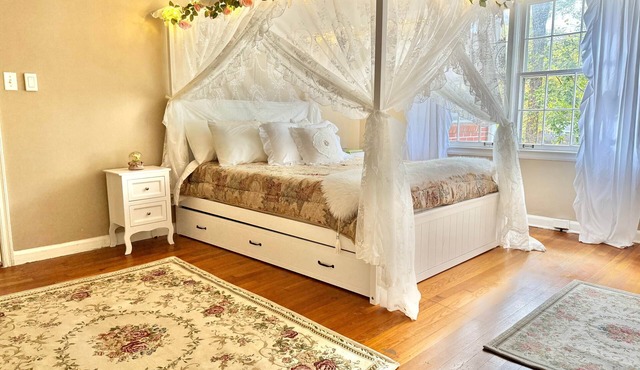 Hot Tub 8 min to Downtown & Airport Sleeps 6