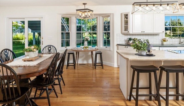 Hot Tub! 8 min to North Beach turnoff! 1/2 acre.