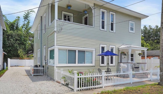 Hot tub- 80's Arcade- Pool table- 7 car parking- Historic Downtown 6/4- Events!