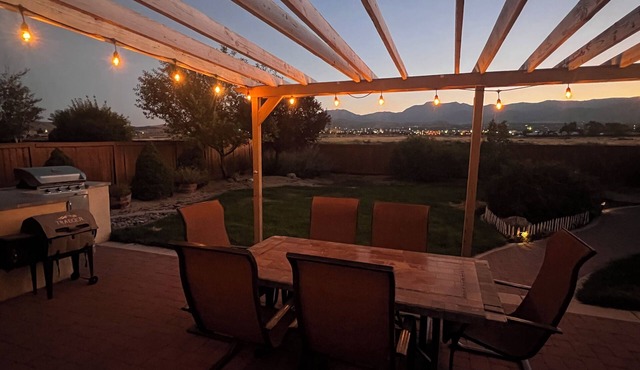 HOT TUB, AC,MOUNTAIN VIEW, OUTDOOR DINING AREA & PET FRIENDLY, EV plug