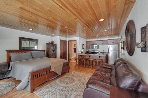 Hot Tub Access Studio 2 Mi to Taos Ski Resort