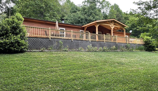 Hot Tub and Country Home in the Middle of the Trees!