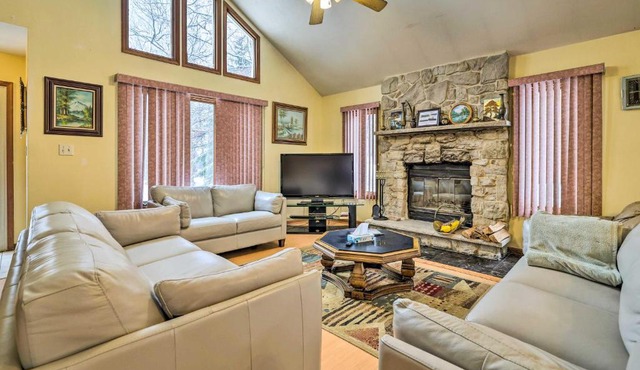 Hot Tub and Deck Pet-Friendly Poconos Getaway!