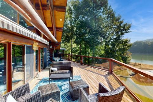Hot Tub and Dock! Waterfront Norris Lake Log Home