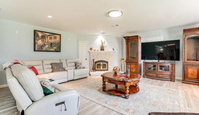 Hot Tub and Fenced Yard Dog-Friendly Gem in Denison
