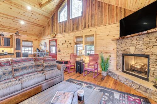 Hot Tub and Fire Pit Dog-Friendly Cabin in Murphy!