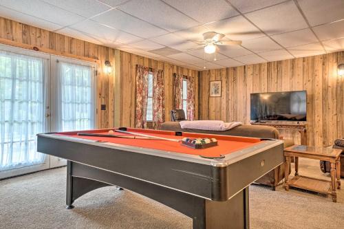 Hot Tub and Fire Pit Pet-Friendly Clayton Escape!