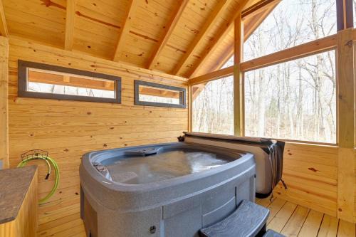 Hot Tub and Fire Pit Romantic Getaway in Frenchburg