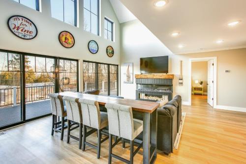 Hot Tub and Fire Pit Suttons Bay Home Near Wineries