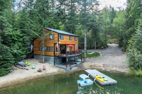 Hot Tub and Fire Pit Getaway on Pend Oreille River