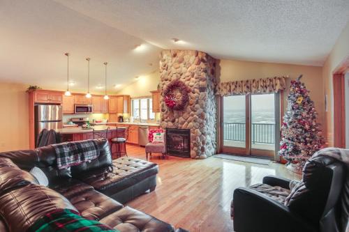 Hot Tub and Fireplace Cozy Home on Howard Lake!