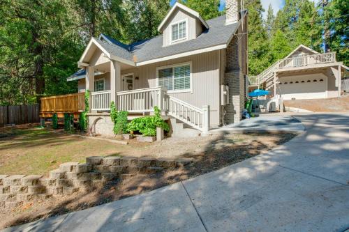 Hot Tub and Game Room Luxe Cabin, Day Trip to Tahoe