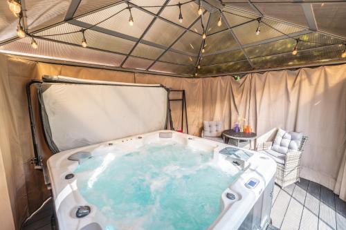 Hot Tub and Garden Spacious Unique 3 Bed House