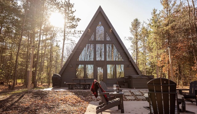 HOT TUB and gorgeous lake views-The Lily Pad A Frame-minutes from Dells