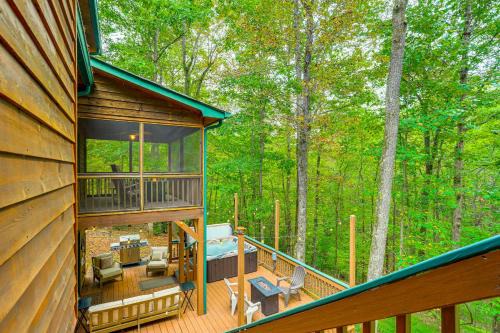 Hot Tub and Hikes Dahlonega Cabin - 4 Mi to Town!