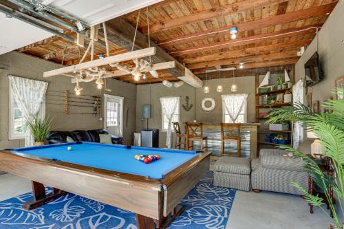 Hot Tub and Lake Access at Poconos Getaway!