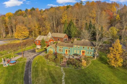 Hot Tub and Large Yard Elegant Deansboro Getaway