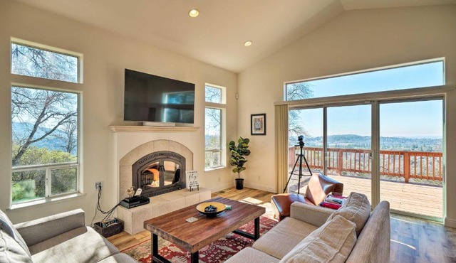 Hot Tub and Mtn Views Peaceful Columbia Retreat!