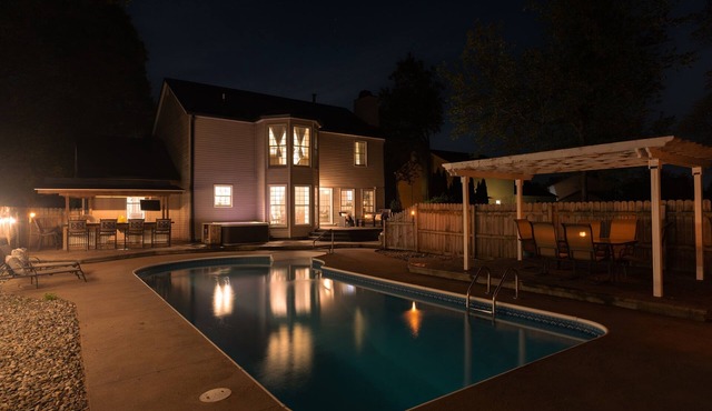 *Hot Tub and Pool*2860ft²*King Bed*65" TV*1000Mbps