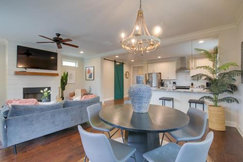 Hot Tub and Pool Table! Walkable Stay in Midtown MEM