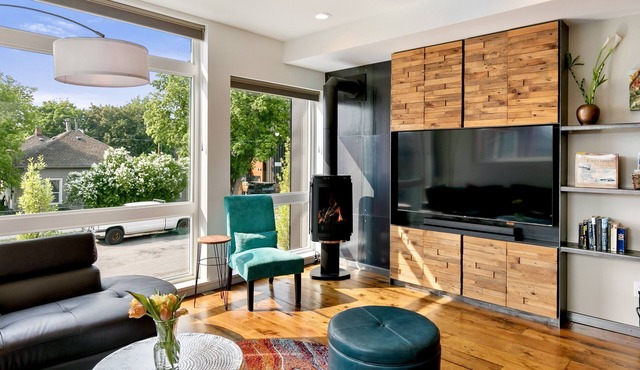Hot Tub and Rooftop Patio- Walk to Downtown!