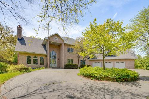 Hot Tub and Sauna Hoffman Estates Villa in Elgin!